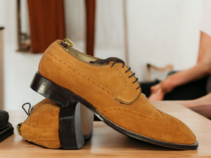 Expertly crafted with a hand-stitched design, these stylish men's tan wing tip lace-up shoes are a must-have for any fashion-forward gentlemen. Made from high-quality suede, these designer shoes offer both style and comfort, making them the perfect addition to any wardrobe.