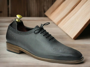 Expertly crafted with genuine leather, our Bespoke Men's Grey Formal Shoes showcase a classic brogue toe design. With their elegant appearance and superior quality, these shoes will elevate any formal outfit. Experience the comfort and sophistication of bespoke craftsmanship with our leather shoes.